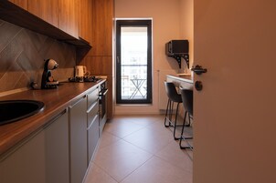 Refrigerador con freezer, horno, placa de cocina, utensilios de cocina