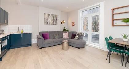 Brighton Train Station 4 Bedroom Flat BN115ALON