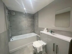 Secadora de cabello, toallas, jabón, shampoo 