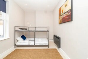 4 habitaciones, tabla de planchar con plancha y wifi gratis 