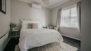 3 室のベッドルーム、アイロン / アイロン台、WiFi (無料)、ベッドシーツ