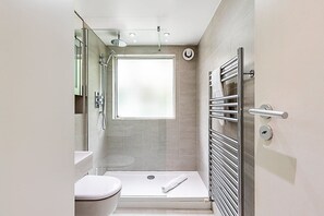 Dusche, Haartrockner, Handtücher
