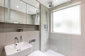Douche, séchoir à cheveux, serviettes fournies