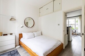 1 habitación, tabla de planchar con plancha y acceso a internet 