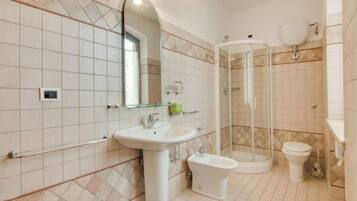 Superior-Doppelzimmer, 1 King-Bett, Bergblick | Badezimmer