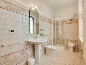 Superior Double Room, 1 King Bed, Mountain View | Bathroom | Shower, hair dryer, towels, soap - VILLA SERRA ALTA  (Fermignano)
