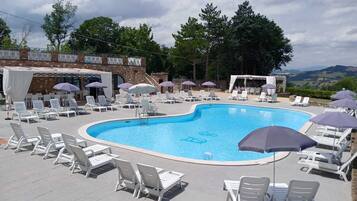 Piscina stagionale all'aperto, ombrelloni da piscina, lettini