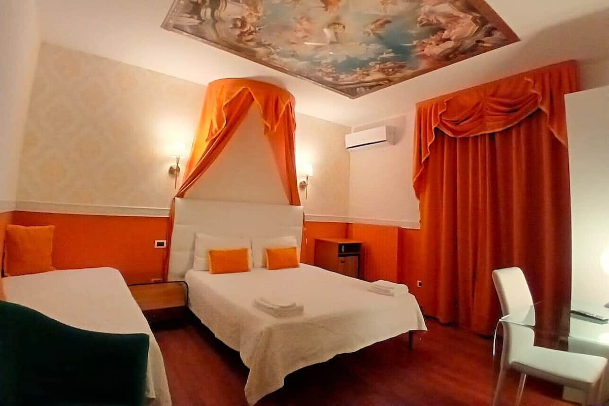 Quarto triplo clássico | 1 quarto, cofres nos quartos, escrivaninha, Wi-Fi de cortesia