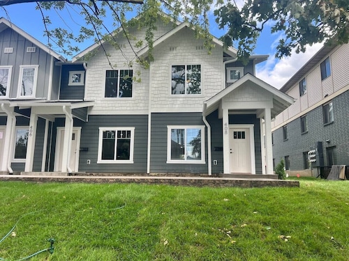 402 Spacious 3 Bedroom Townhouse