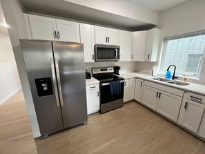 Kühlschrank, Mikrowelle, Ofen, Geschirrspüler