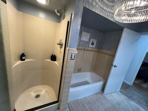 Douche, séchoir à cheveux, serviettes fournies, savon