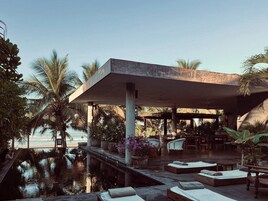 Una piscina al aire libre
