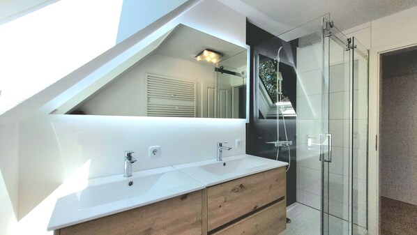 Shower, hair dryer, towels, soap - Heimatliebe Neuried, 20 minutes from Parc Europe, Strasbourg (Neuried)