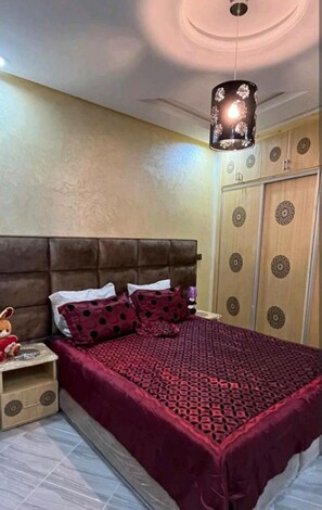 2 عدّة غرف نوم ومكواة/لوح كي وواي فاي وملاءات أسرّة