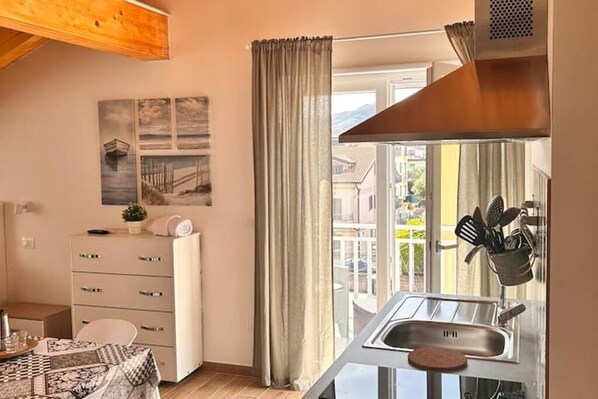 Fridge, cookware/dishes/utensils - AnnaBella's Home Cam. Friends (Agropoli)