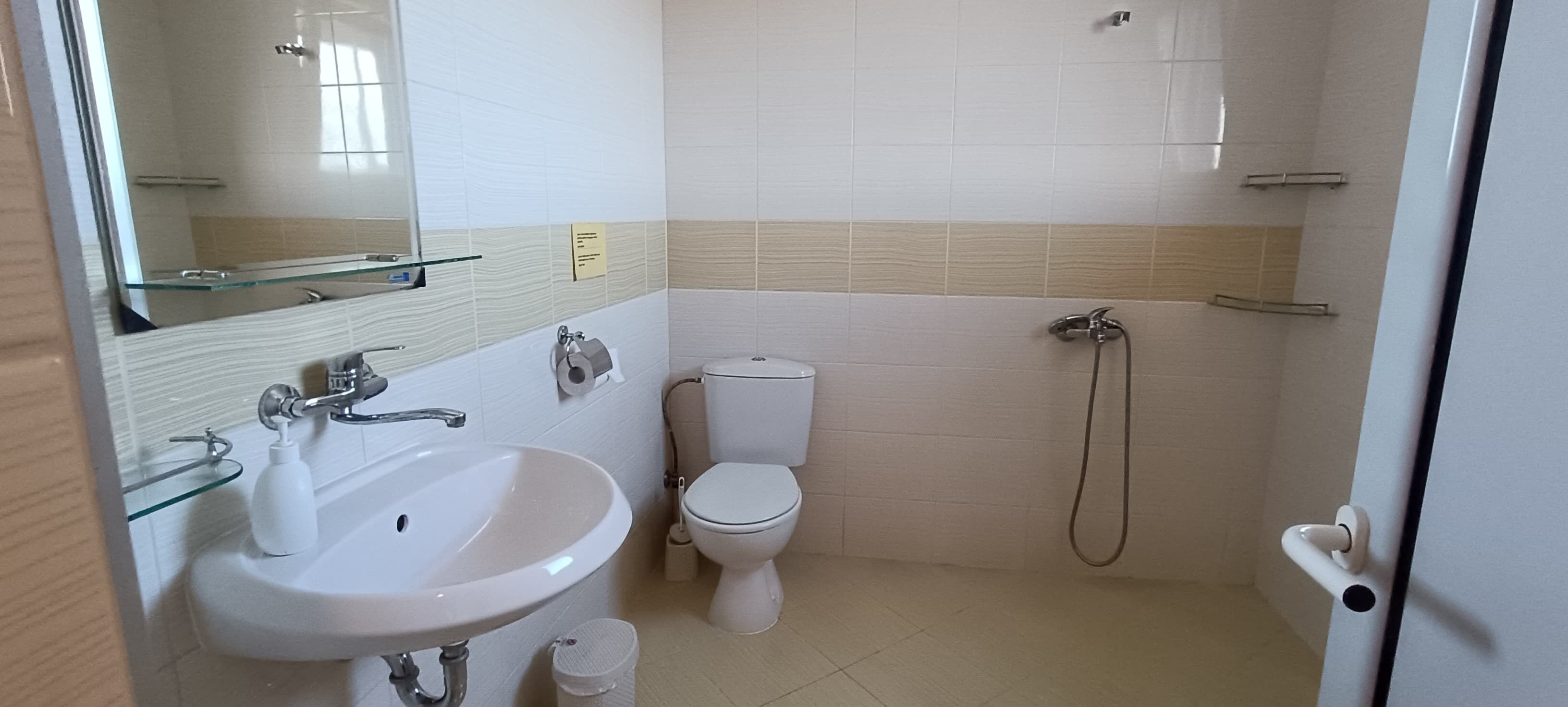 淋浴设施、吹风机、毛巾、肥皂