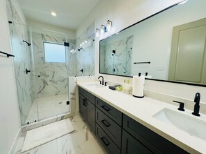 Hair dryer, towels, soap, shampoo - Charming 3-bed home in brilliant Houston 2 miles to Downtown / Medical Center (Houston)