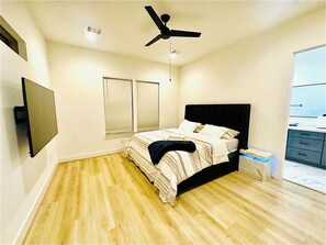 3 bedrooms, iron/ironing board, WiFi, bed sheets - Charming 3-bed home in brilliant Houston 2 miles to Downtown / Medical Center (Houston)