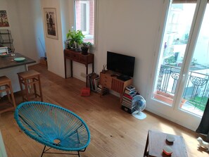 TV, DVD player, books, music library - Charming bright 2-room apartment near Paris hyper center (Saint-Ouen-sur-Seine)