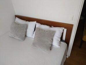 1 bedroom, desk, iron/ironing board, free WiFi - Charming bright 2-room apartment near Paris hyper center (Saint-Ouen-sur-Seine)