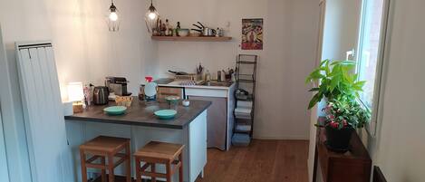 Réfrigérateur, micro-ondes, plaque de cuisson, bouilloire électrique