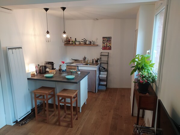 Fridge, microwave, stovetop, electric kettle - Charming bright 2-room apartment near Paris hyper center (Saint-Ouen-sur-Seine)