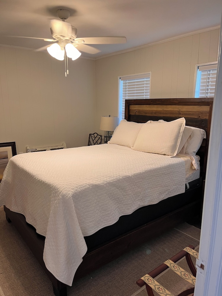 Charming lake house on Lake Blackshear. In Warren slew, very good