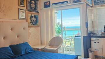 1 habitación, caja de seguridad en la habitación y escritorio