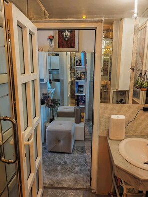 Shower, hair dryer, towels, soap - Art Under the Clouds 32nd floor sea view SuperHost (Muang Pattaya)