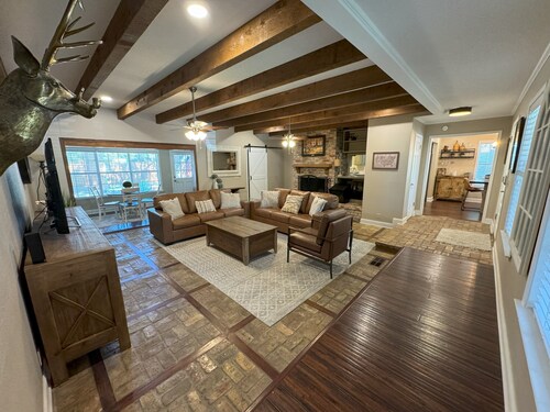 Charming 4-bedroom cottage, 4 BLOCKS OFF MAIN STREET!!