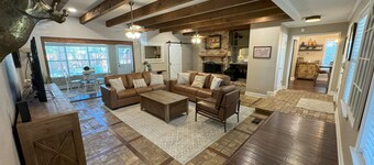 Charming 4-bedroom cottage, 4 BLOCKS OFF MAIN STREET!!