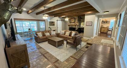 Charming 4-bedroom cottage, 4 BLOCKS OFF MAIN STREET!!