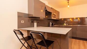 Een koelkast, een magnetron, een oven, een vaatwasser