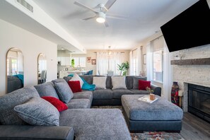 Televisie, een open haard, videospelletjes en een tafeltennistafel