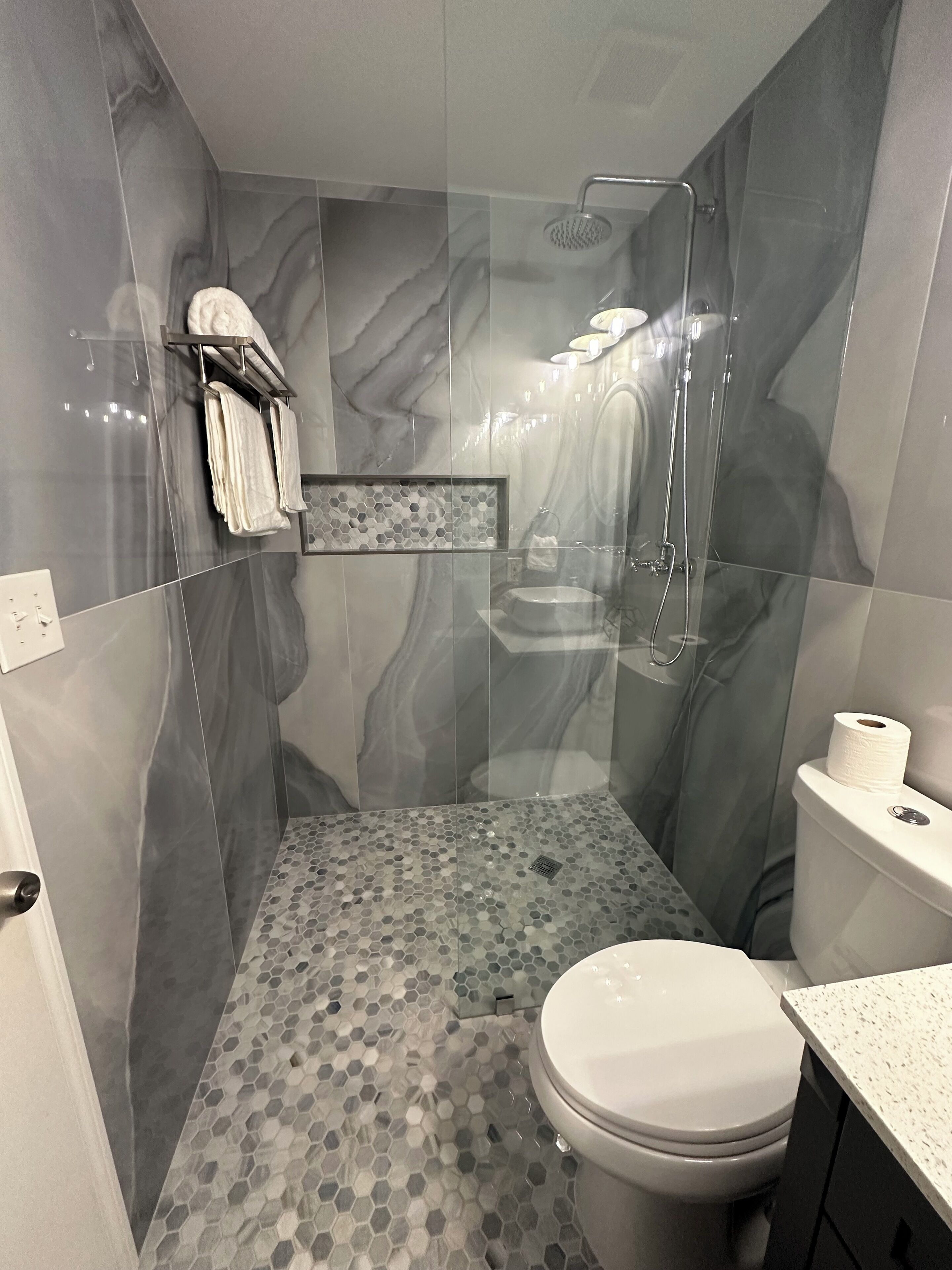 Een douche, een haardroger, handdoeken, zeep