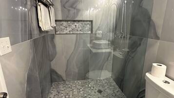Een douche, een haardroger, handdoeken, zeep