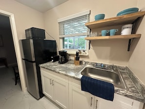 Frigorífico, microondas, placa de cocina y cafetera o tetera