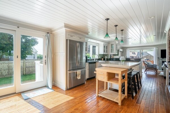 Kjøleskap, mikrobølgeovn, ovn og kaffetrakter/tekoker