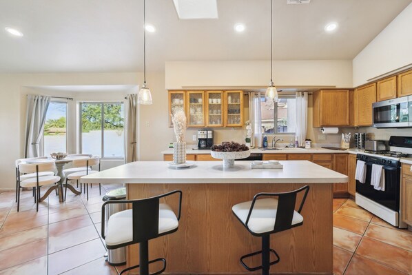 Fridge, microwave, oven, coffee/tea maker - The Perfect Family Escape: Spacious and Cozy by RedAwning (Tucson)
