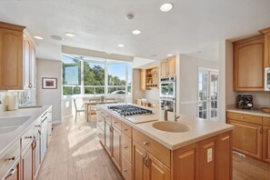 Fridge, oven, dishwasher, coffee/tea maker - Serene Retreat in the Heart of SLO by RedAwning (San Luis Obispo)
