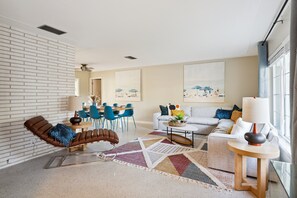 Télévision, baby-foot, livres