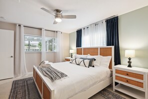 4 bedrooms, travel crib, WiFi, bed sheets - Marlin Manor (4-Bedroom Home) - Pets Allowed by RedAwning (Cocoa Beach)