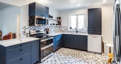 Sunnyside Cottage (3-Bedroom Home) - Pets Allowed by RedAwning