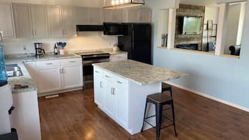 Jääkaappi, mikroaaltouuni, uuni, liesi