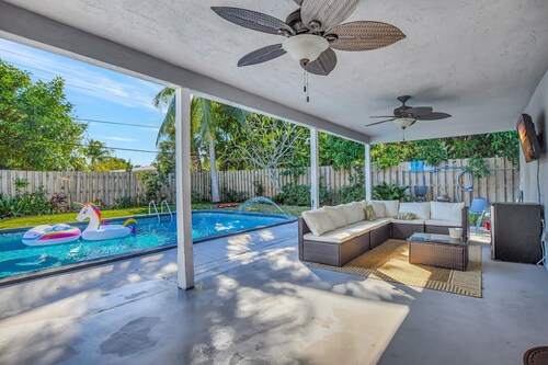 Boca Beauty - Stylish Home with Pool by RedAwning