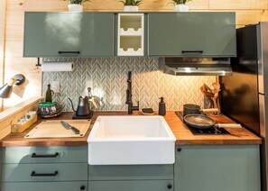 Kühlschrank, Mikrowelle, Wasserkocher mit Kaffee-/Teezubehör, Toaster