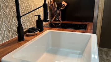 Réfrigérateur, micro-ondes, cafetiÚre/bouilloire, grille-pain