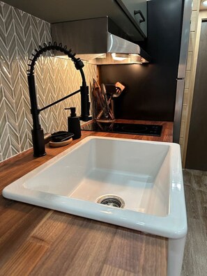 ثلاجة، ميكروويف، ماكينة لصنع القهوة/الشاي، محمصة خبز