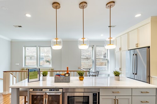 Windy City Getaway | 3BR 2BA Chicago Townhouse by RedAwning