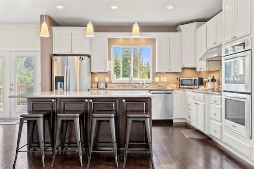 Moose Meadow (5-Bedroom Home) by RedAwning